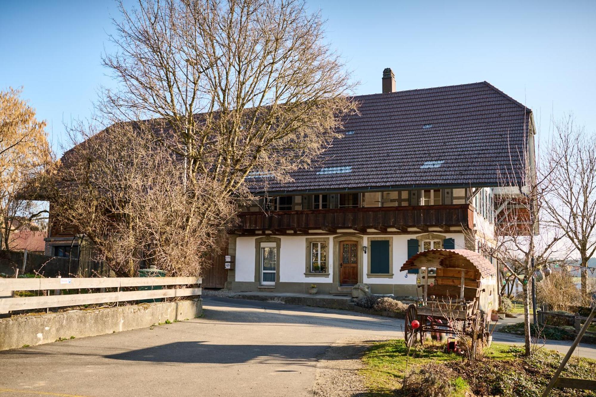 Uelis-Stoeckli-Gaestezimmer Auf Bauernhof Mit Billiard Und Alpakatrekking Meikirch Exterior foto