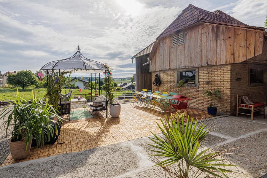 Uelis-Stoeckli-Gaestezimmer Auf Bauernhof Mit Billiard Und Alpakatrekking Meikirch Exterior foto
